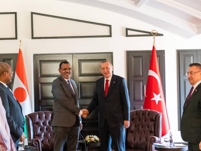 Visite en Türkiye  du président Mohamed Bazoum : Consolider le solide réseau diplomatique et renforcer la puissance militaire nationale dans la lutte contre le terrorisme